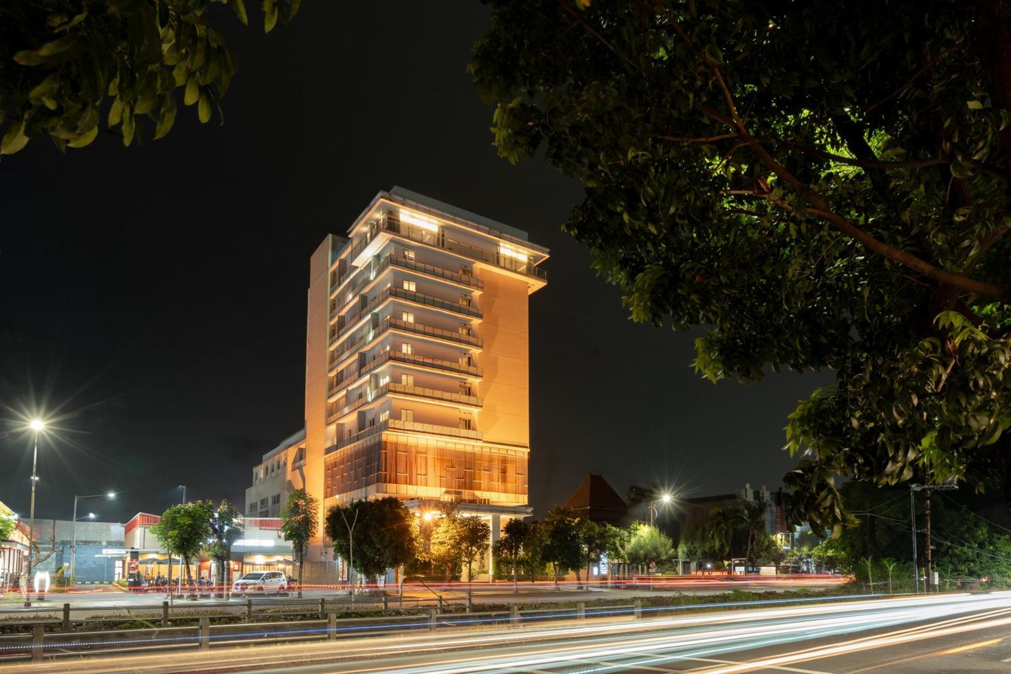 The Capital Hotel Surabaya Buitenkant foto