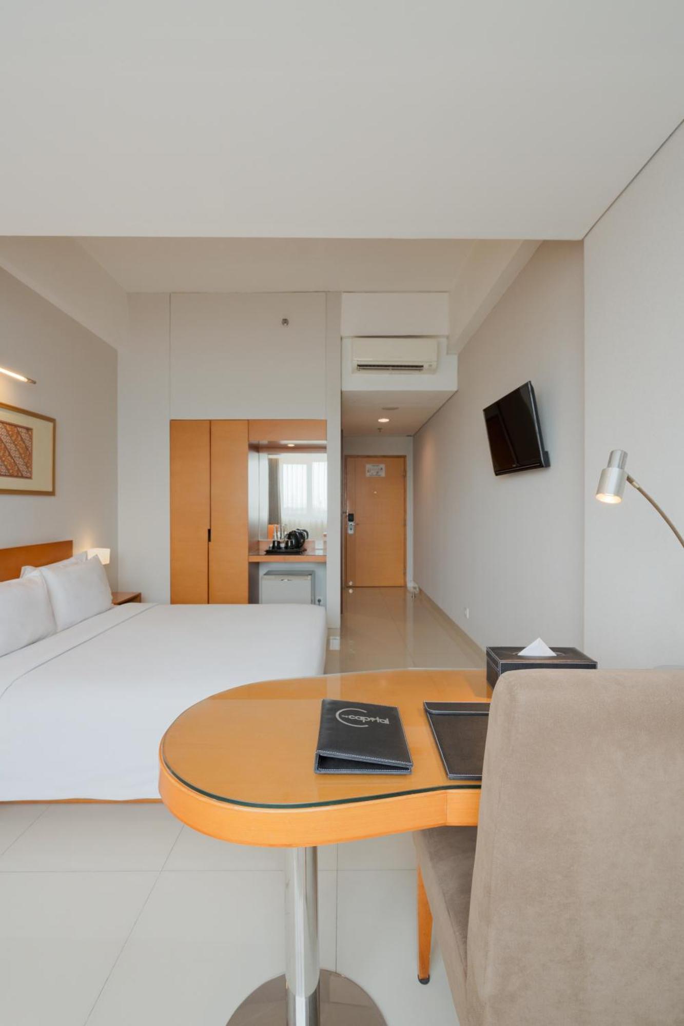 The Capital Hotel Surabaya Buitenkant foto