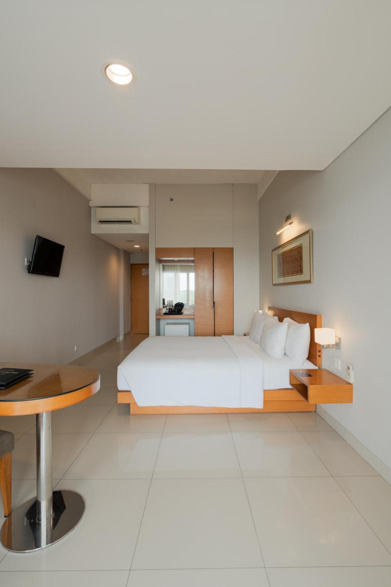 The Capital Hotel Surabaya Buitenkant foto