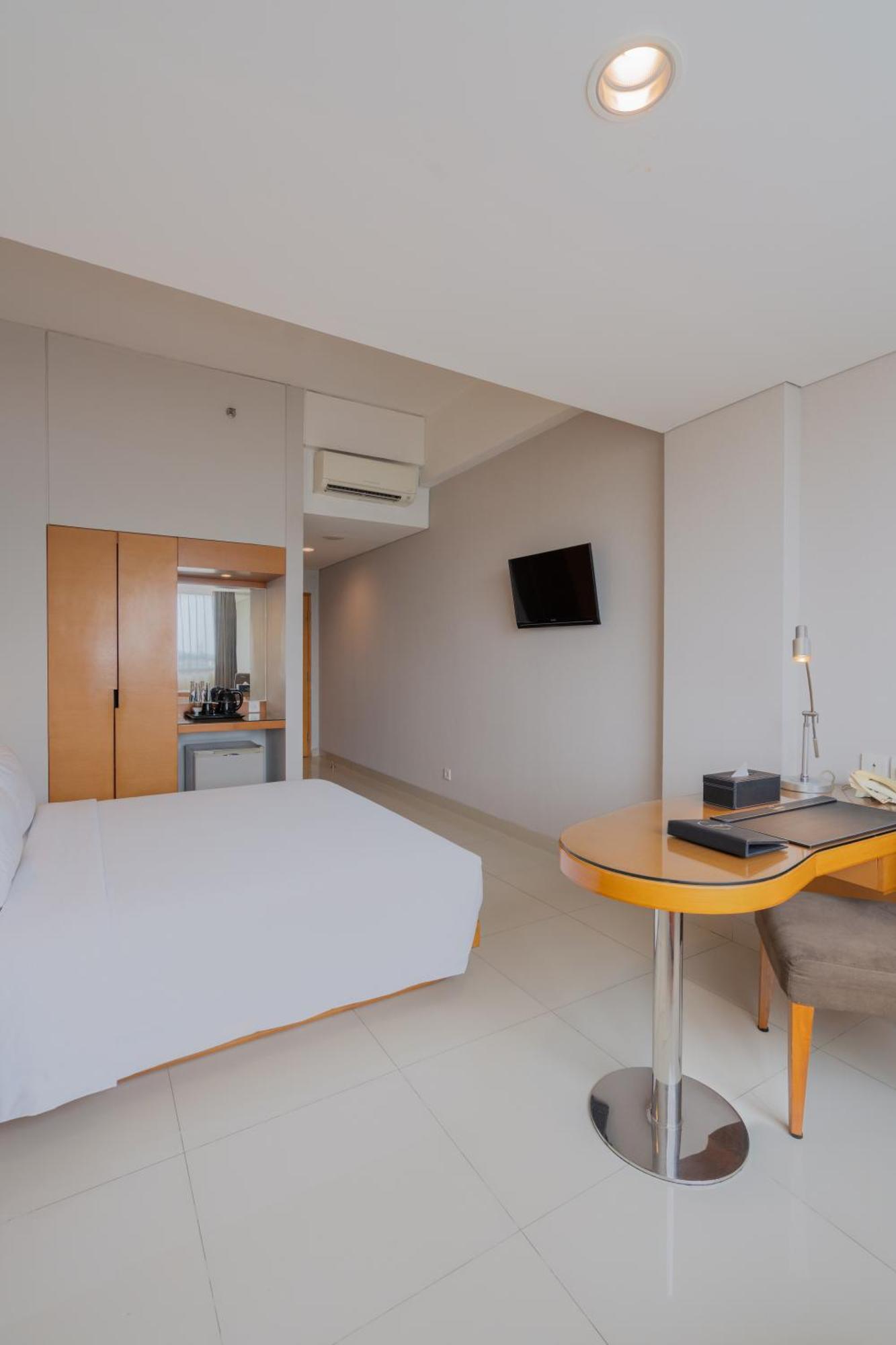 The Capital Hotel Surabaya Buitenkant foto