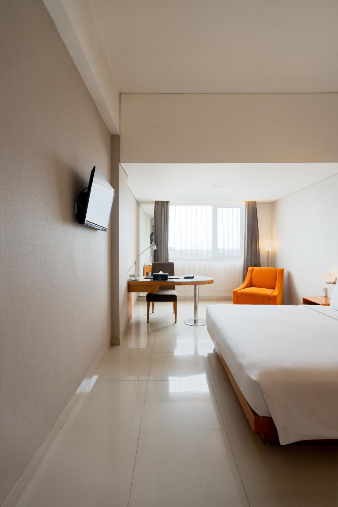 The Capital Hotel Surabaya Buitenkant foto