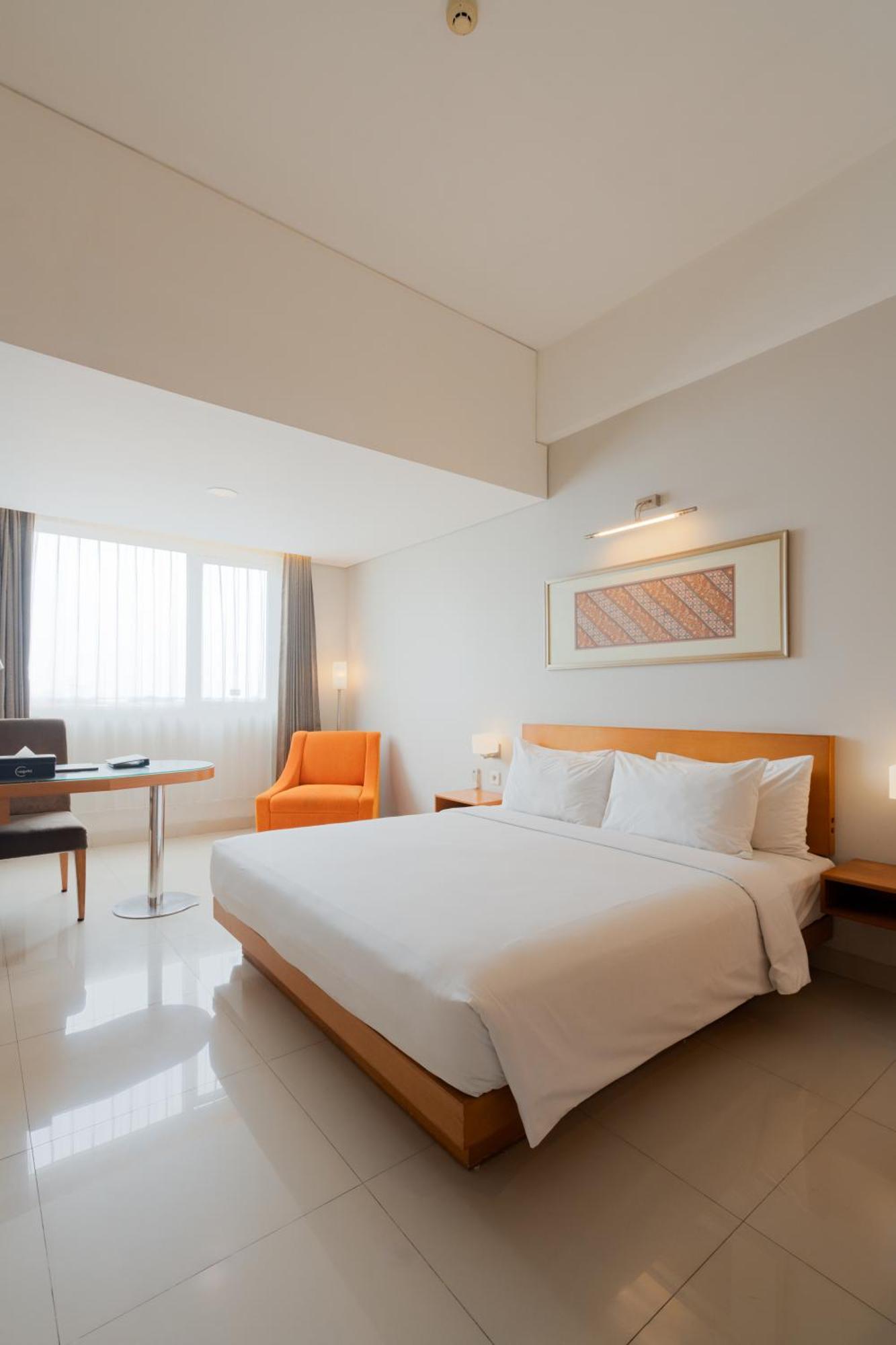 The Capital Hotel Surabaya Buitenkant foto
